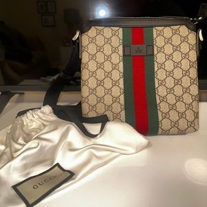 GUCCI GG Supreme Monogram Messenger Bag             *AUTHENTIC USED ONCE*